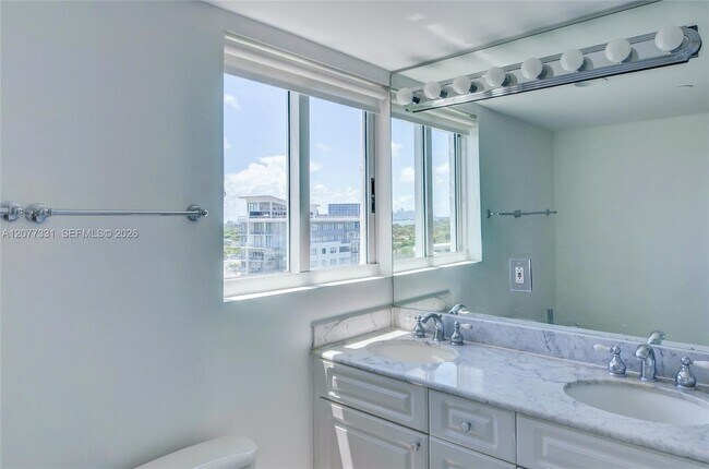 Foto del edificio - 5900 Collins Ave