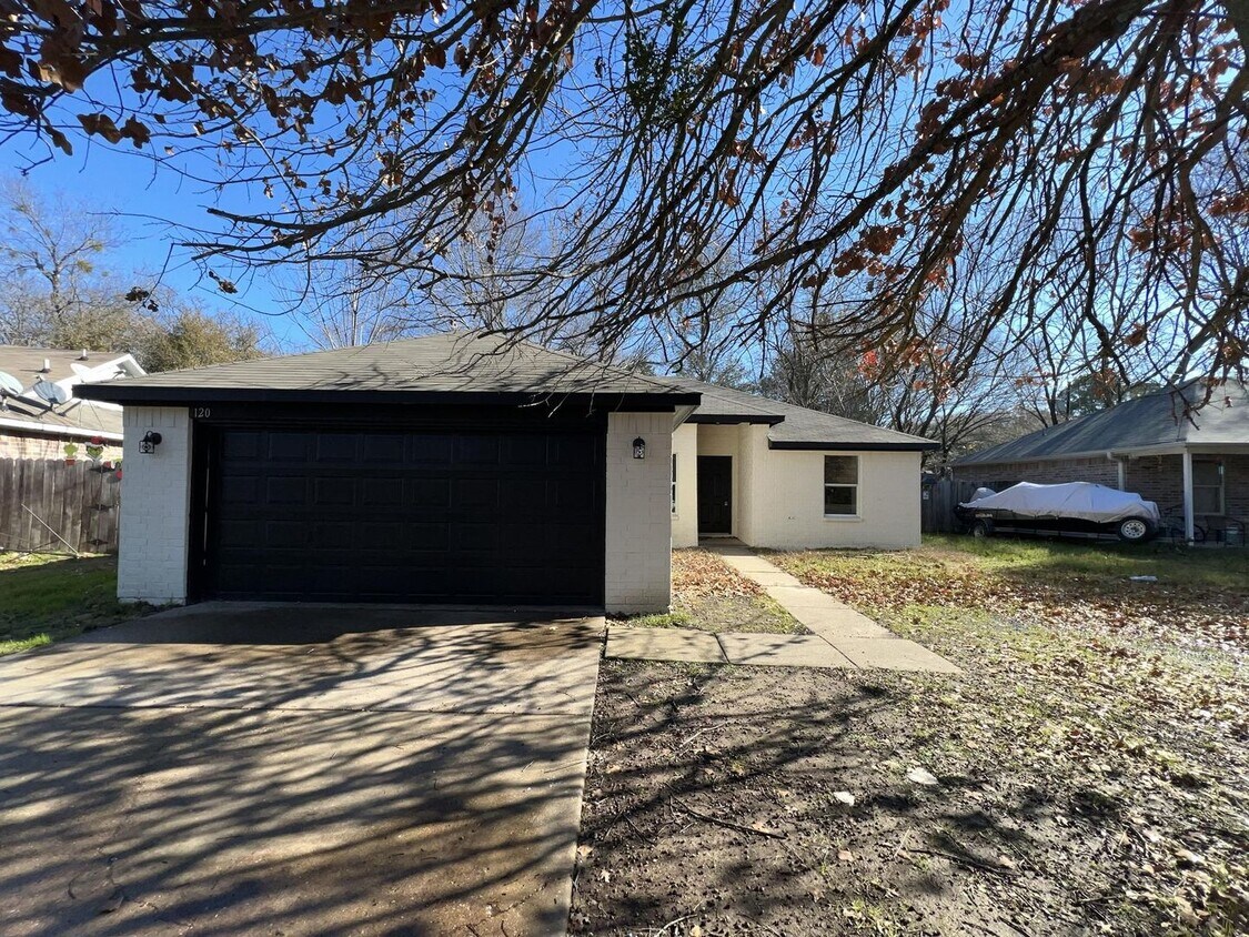 Foto principal - Gorgeously Updated 3 Bedroom 2 Bathroom Ho...