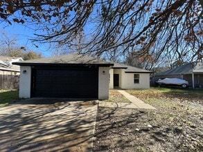 Building Photo - 120 Plumthicket Way