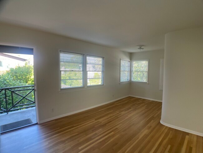 Sala de estar - 1008 Euclid St