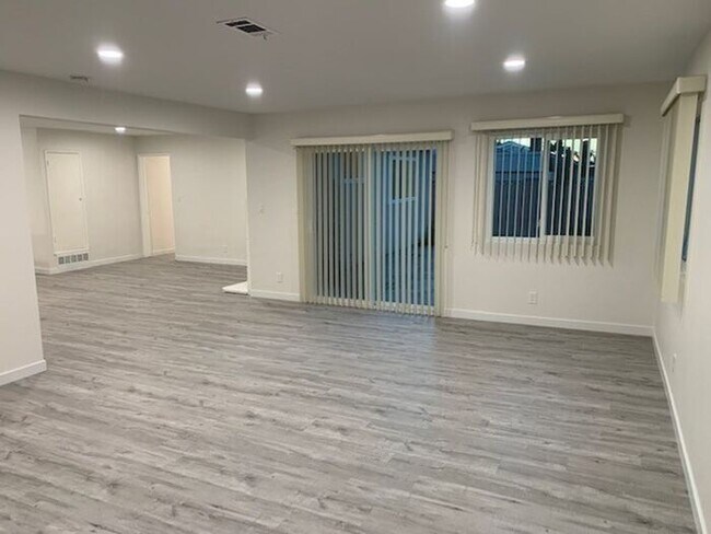 Foto del edificio - FANTASTIC 4BD 2BA HOUSE FOR LEASE ON CUL D...