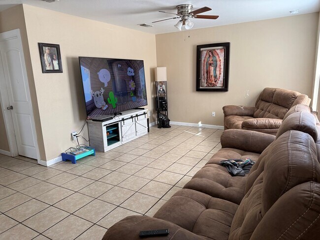 Building Photo - 401 E 43rd St