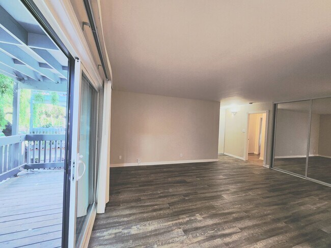 Foto del edificio - Lovely two bed, two bath condo with garden...