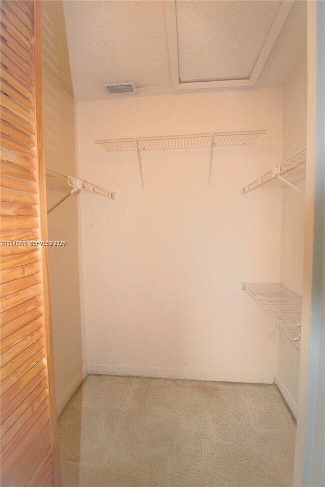 Foto del edificio - 5641 Riverside Dr