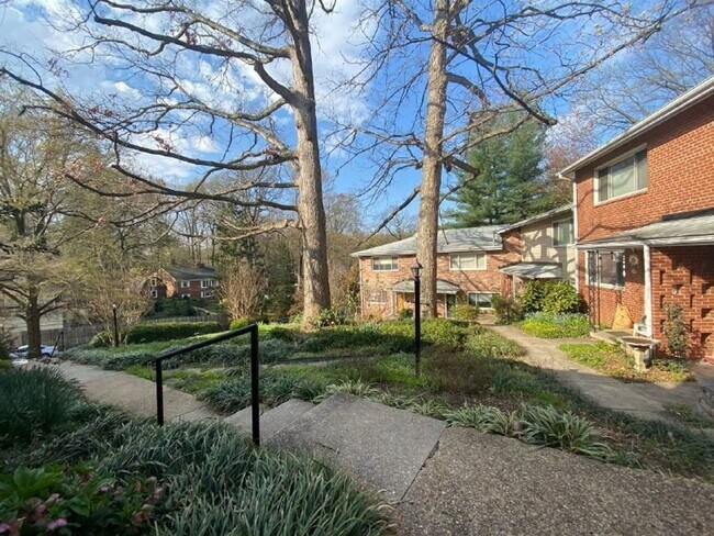 Foto del edificio - A spacious two bedroom, one and one half bath condo townhouse located in the northern section of ...