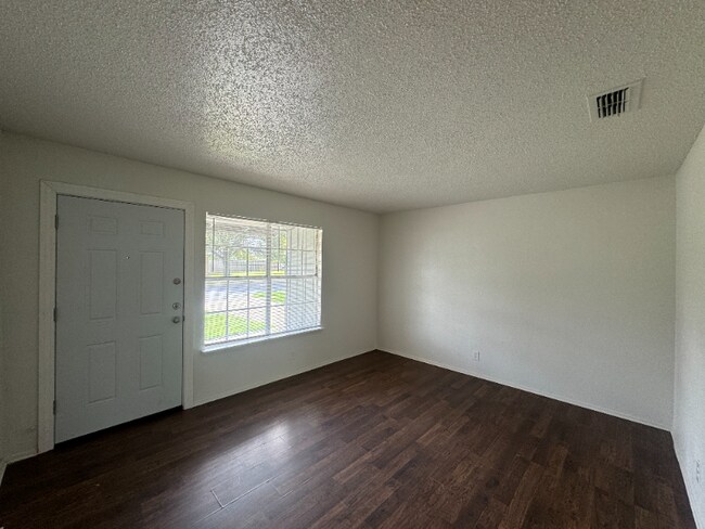 Foto del edificio - 5708 Glen Meadow Dr