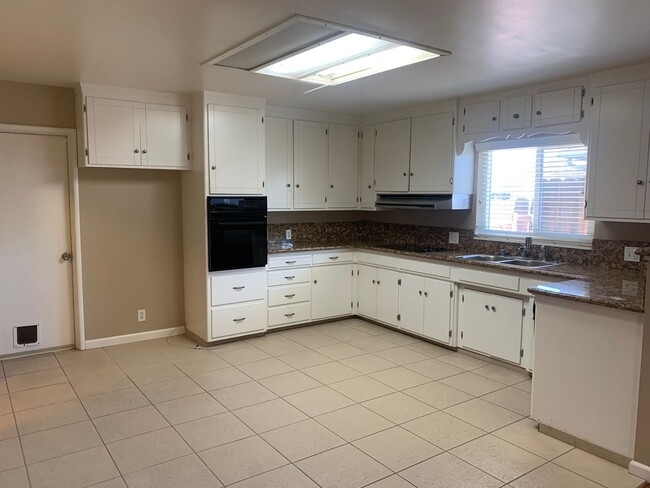 Building Photo - 1526 Maplewood Dr