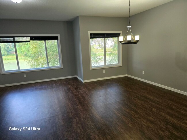 Building Photo - beautiful new townhome 3 bed 2.5 bath walk...