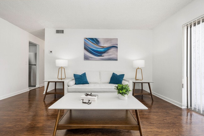 2/2 - Sala de estar - One Park Plaza Apartments