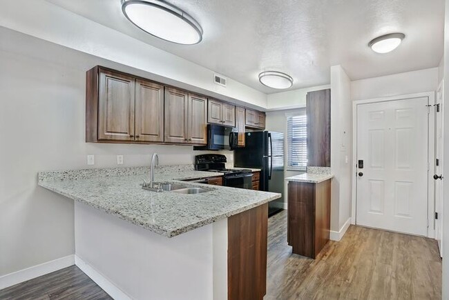 Building Photo - Spacious 2 Bed 1.5 Bath Townhome in Murray !