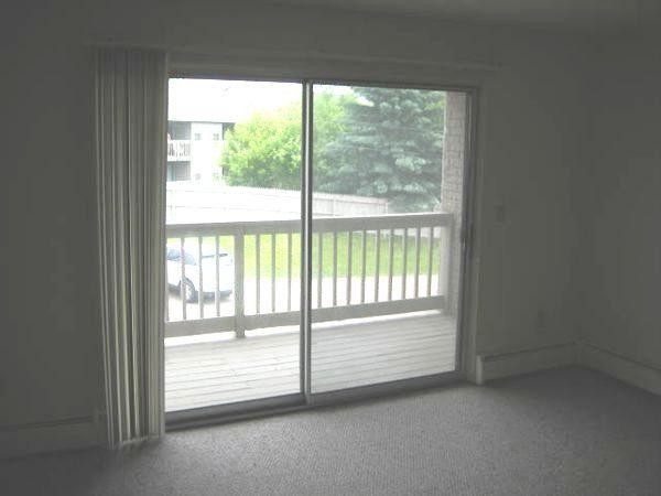 Living Area - Clarkston Place Apartments