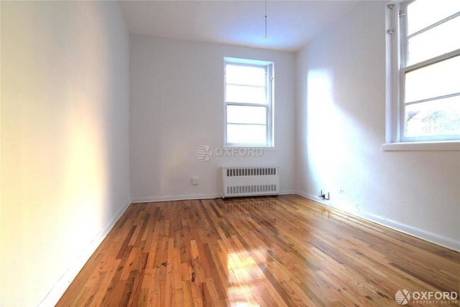 Foto del edificio - 328 E 25th St