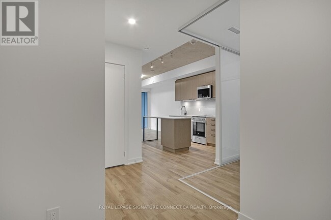 Photo du bâtiment - 1808-1808 St Clair Ave W