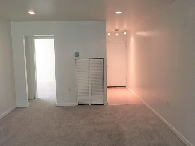 Building Photo - Gorgeous 1BR/1 BA Condo in Greenbelt!