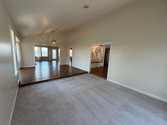 Building Photo - Spacious 4 Bed, 5 Bath Home with 3-Car Garage in Layton!
