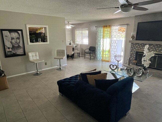 Building Photo - 801 Cactus Dr