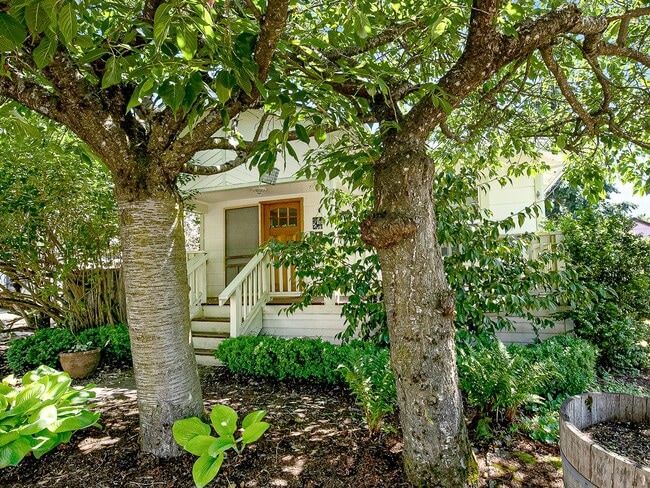 Adorable, vintage 1924 2-bdrm/1-bath w/ fe... - Adorable, vintage 1924 2-bdrm/1-bath w/ fe... House