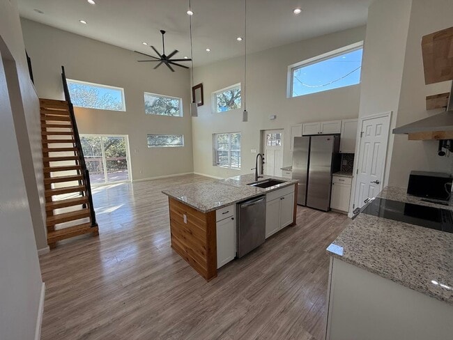 Building Photo - NEW ON MARKET