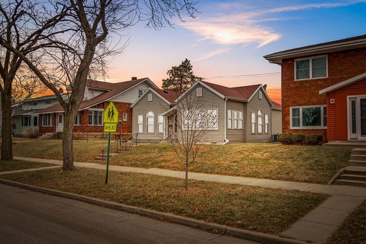 Primary Photo - 4 Bedroom, 2 Full Baths and 2 1/2 Bath Hou...