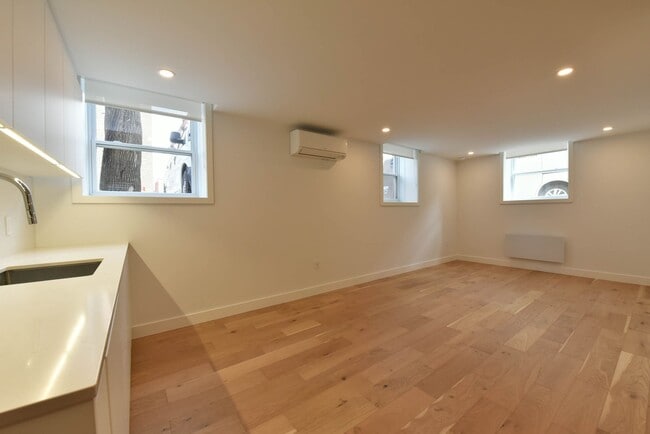Building Photo - 590 Av. Outremont