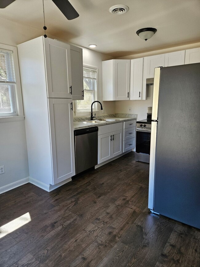 Building Photo - Recently Remodeled Duplex