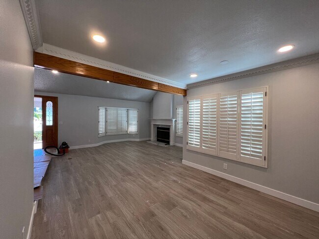 Foto del edificio - 4 bedroom + loft, 2 1/2 bath - 2 story home in central Simi