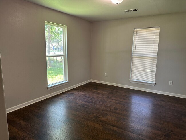 Building Photo - 1226 W 4th St