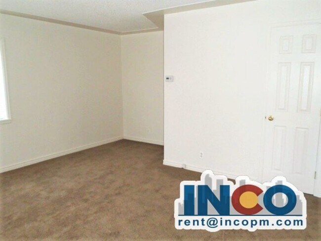 Building Photo - Adorable 2 bd 1 bath home with private fen...