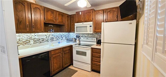 Building Photo - Annual Fully Furnished 2/2 Condo with Golf...
