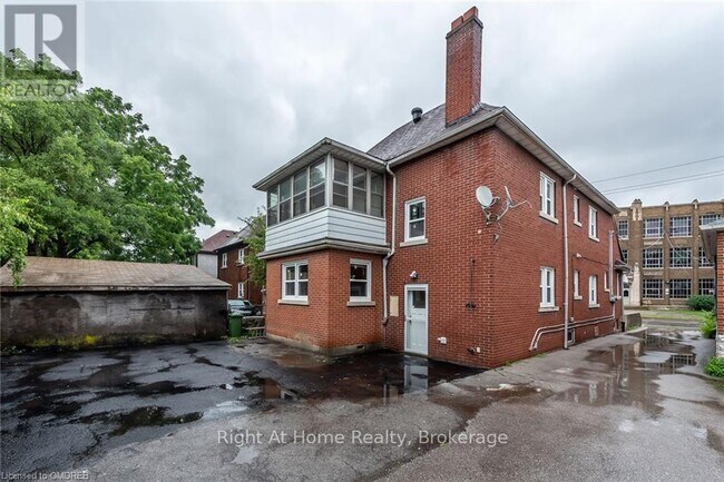 Photo du bâtiment - 104 Longwood Rd S