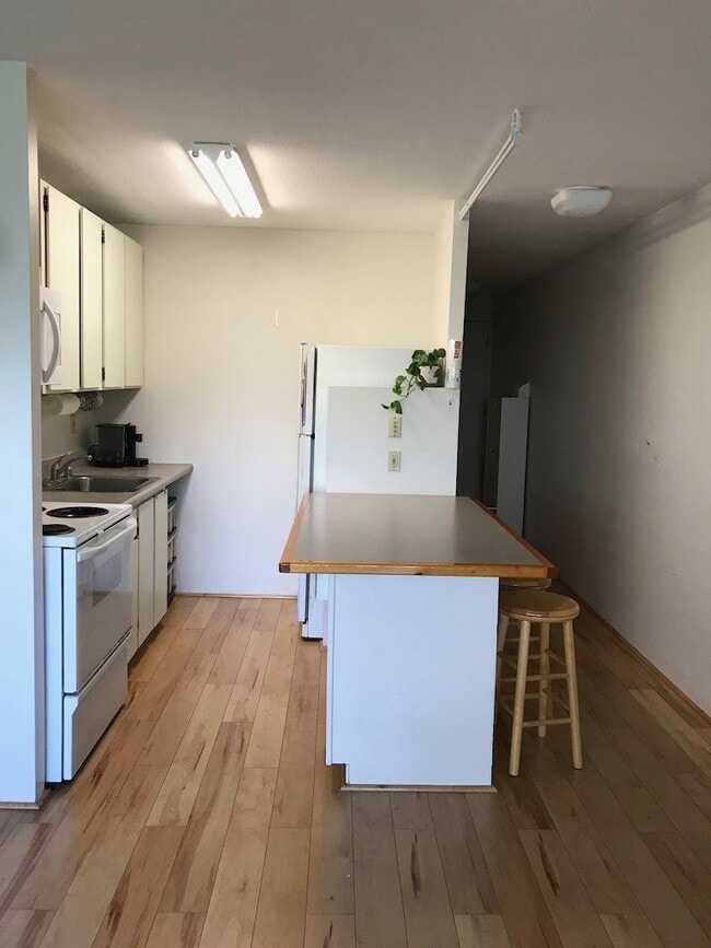 Kitchen - 1011 Prospect St