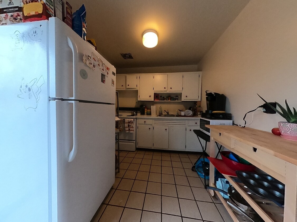 Primary Photo - 121 E Hoover Ave