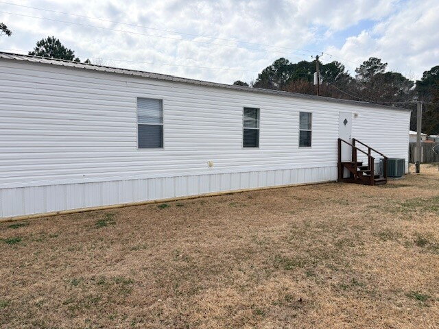 Building Photo - Mobile Home for Rent in Pikeville! 3 BR | 2BA w/ Lawn Care Included!