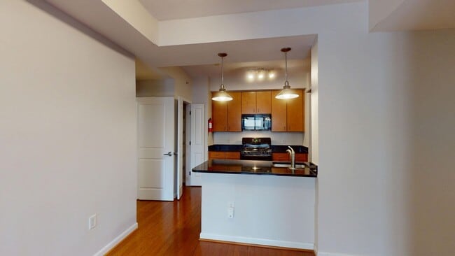 Foto del edificio - Logan Circle One Bedroom Plus Den W/Front Desk, Secured Entry, Pets Welcome, & More!