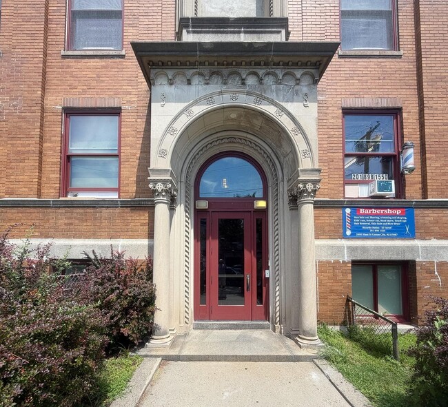 Building Photo - 2000 West St