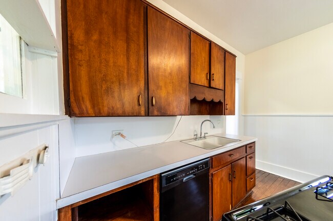Building Photo - 5336 Junius St