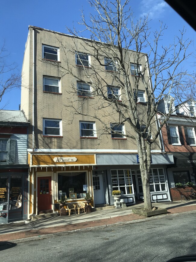 Building Photo - 140 Farnsworth Ave