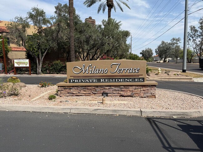 Foto del edificio - Tatum and Shea - Fully Remodeled Gated Condo that overlooks pool!