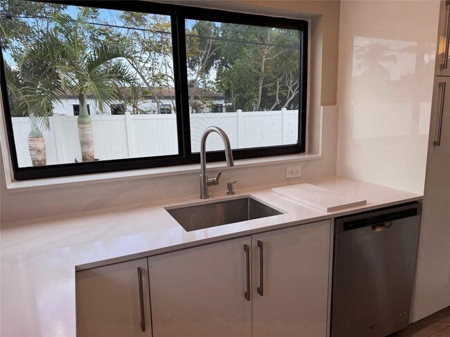 Foto del edificio - 5408 NE 3rd Ter.