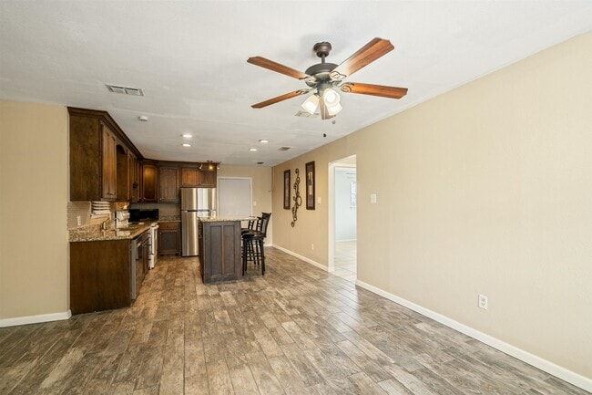 Building Photo - 104 Hackberry Ln