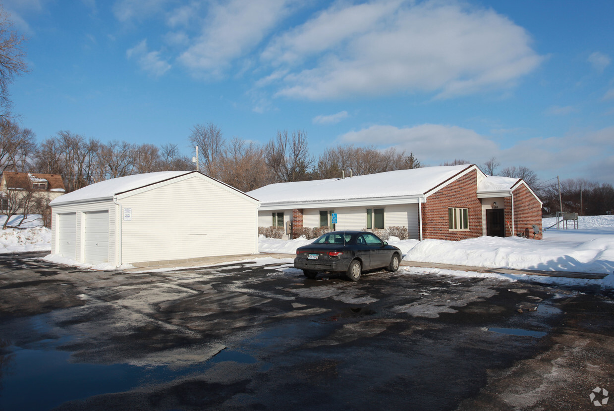 Building Photo - Golden Valley Townhomes