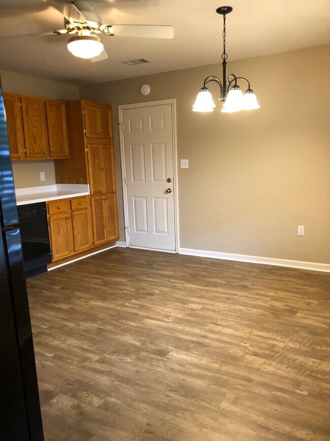 Foto del edificio - Charming 3-Bedroom Home in Northfield — Ready to Rent!