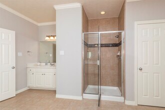 Building Photo - 10126 Holly Chase Dr