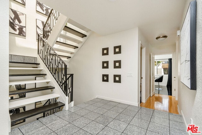 Building Photo - 2041 Roscomare Rd