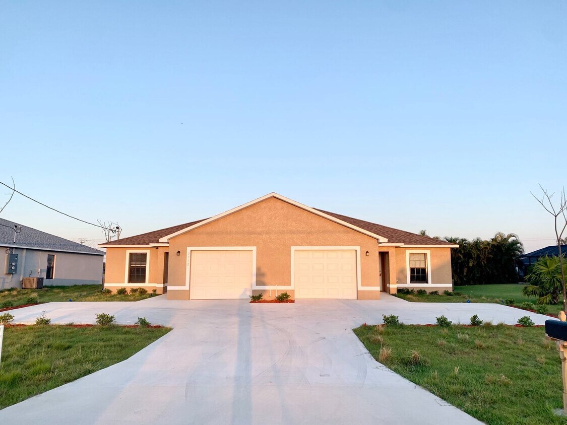 Foto principal - Like New DUPLEX 3 bedroom, 2 bath, 1 car g...