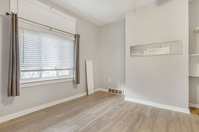 Foto del edificio - 4/5 Bed 2 Bath - South Oakland, ALL UPDATE...