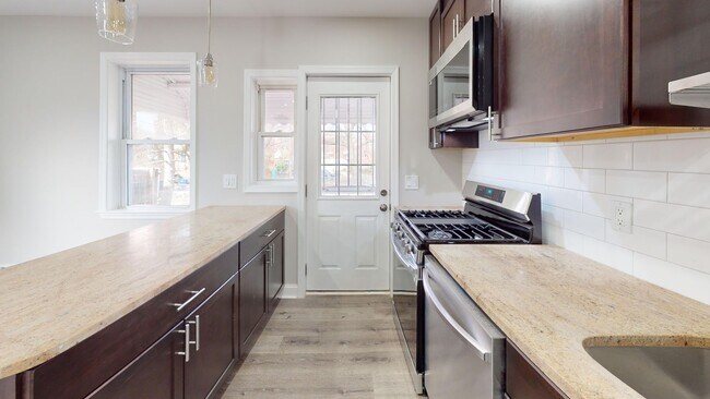 Foto del edificio - Newly Renovated Three Bedroom/2 Bathroom H...
