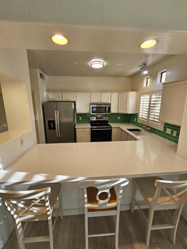 Foto del edificio - 1351 N Pleasant Dr