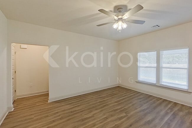 Foto del edificio - 8049 Hendrick Dr