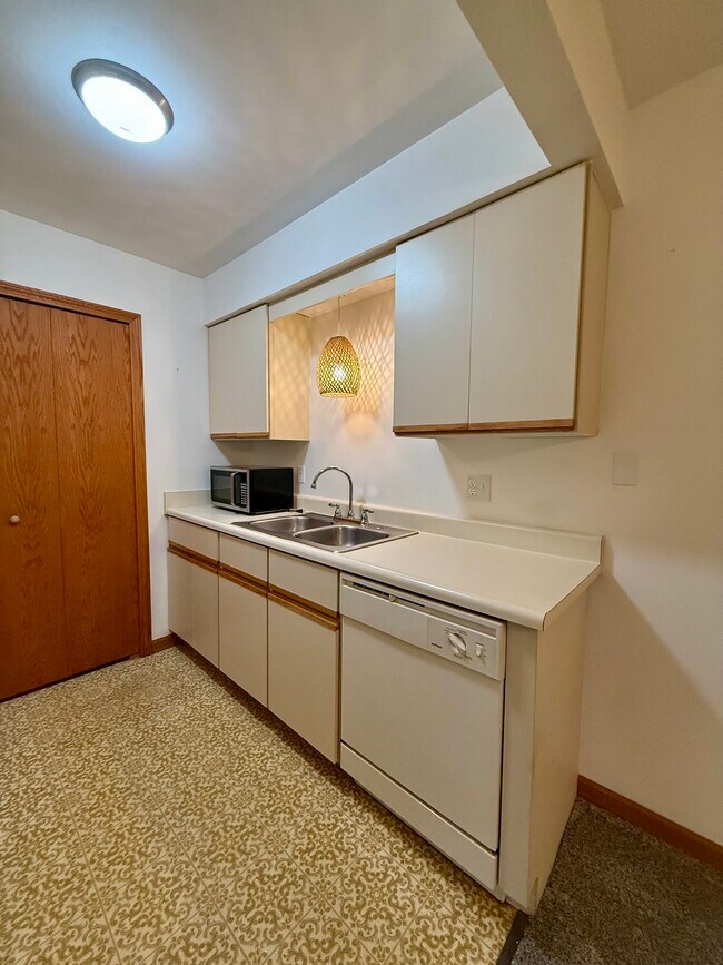Foto del edificio - 7900 E Cedar Lake Dr